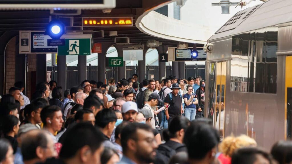 Australia’s Migration System Under Scrutiny: How To Fix It? 1 A crowd of people is lining up for a train on the platform.