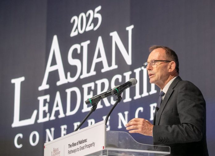 “Ex-Pm Tony Abbott: Migrants Go Beyond ‘Hotel Australia’” 1 “Ex-PM Tony Abbott: Migrants Go Beyond ‘Hotel Australia’”